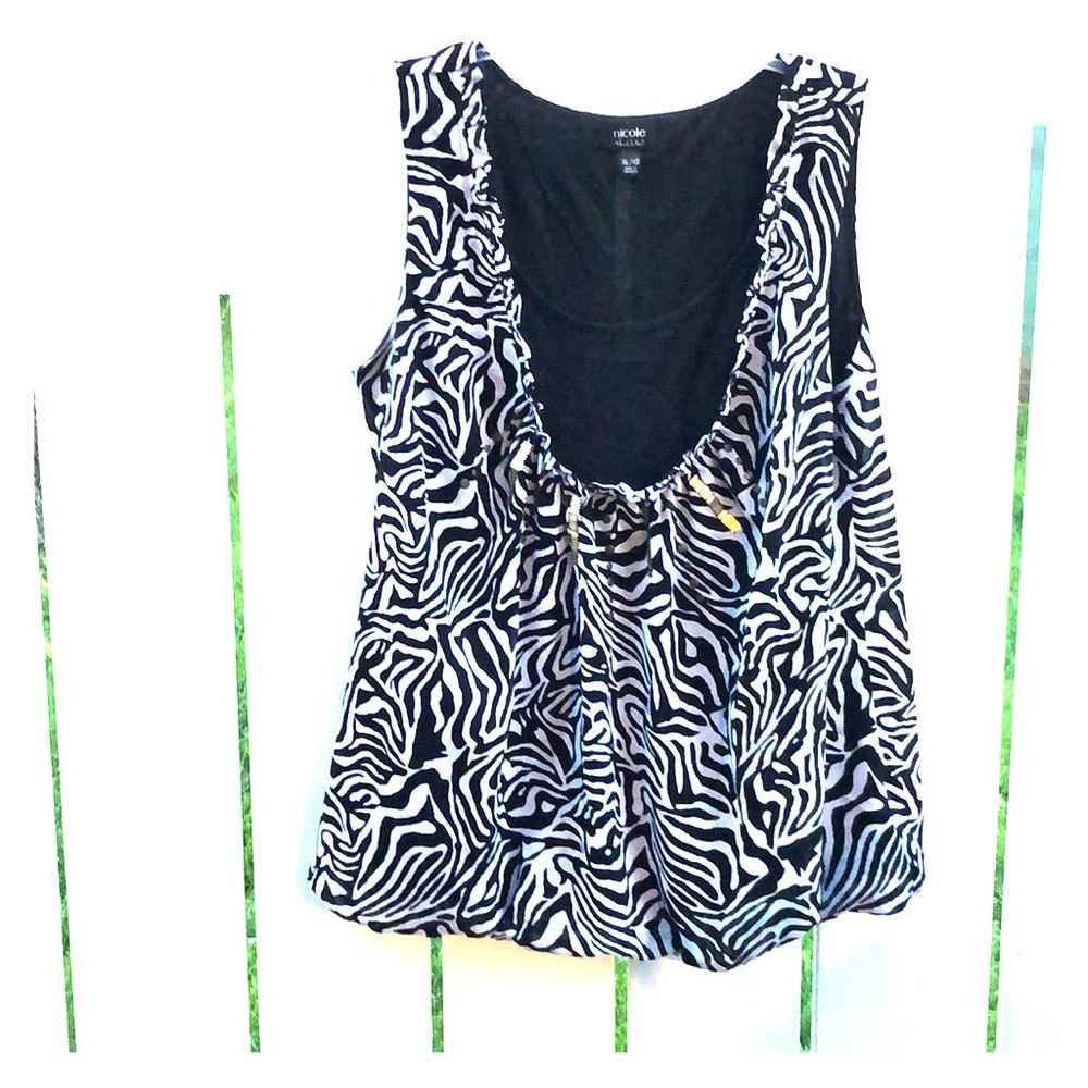 XL Black and white sleeveless top with metallic